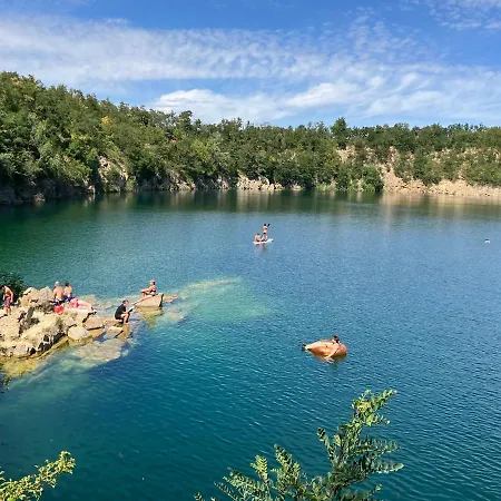 Prostorny Kousek Od Centra V Klidne Ctvrti, S Vyhledem Do Zahrady Znojmo