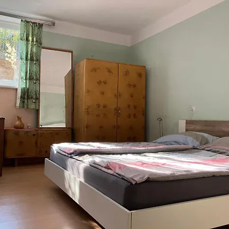 Prostorny Kousek Od Centra V Klidne Ctvrti, S Vyhledem Do Zahrady Apartament Znojmo