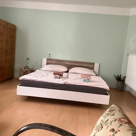 Prostorny Kousek Od Centra V Klidne Ctvrti, S Vyhledem Do Zahrady Znojmo