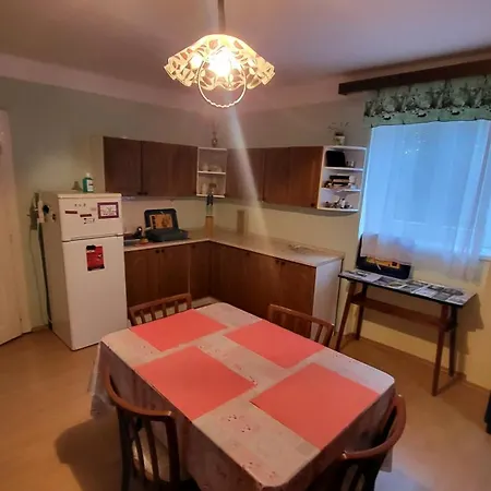 Prostorny Kousek Od Centra V Klidne Ctvrti, S Vyhledem Do Zahrady Apartament *