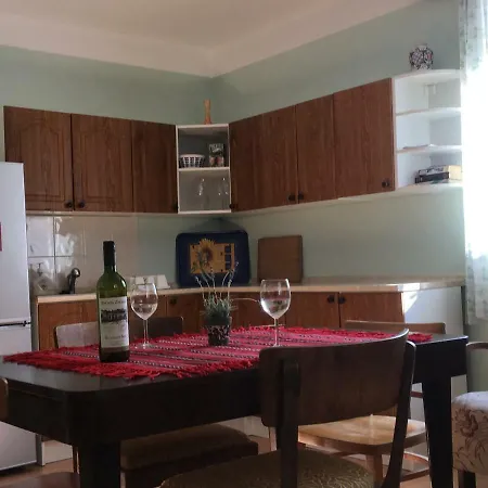 Prostorny Kousek Od Centra V Klidne Ctvrti, S Vyhledem Do Zahrady * Znojmo